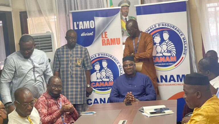 Técoura Doumbia, le nouveau Secrétaire général du syndicat, a été reconduit pour un mandat de 5 ans. Lors de cette réception, il a exprimé sa sincère gratitude envers le Dr. Dembélé pour ses précieux conseils prodigués. Il a souligné l'importance de ces orientations pour guider le travail du syndicat dans les années à venir.