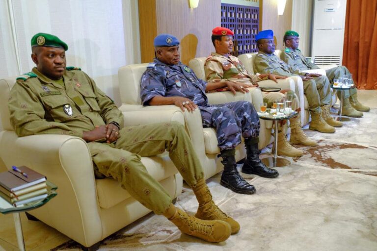 Le Général Mody Salifou a fait part des intentions du Président du CNSP concernant les enjeux stratégiques auxquels la région est confrontée. Ces questions nécessitent une approche concertée et une coopération renforcée entre les pays de la région pour faire face aux défis communs en matière de sécurité.