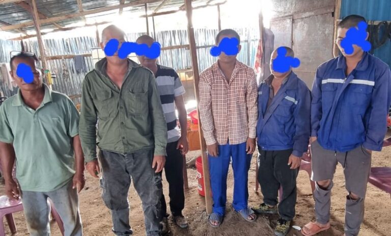 Ces opérateurs, en grand nombre dans les zones d'orpaillage, ont établi en toute illégalité de nombreux sites d'extraction minière, certains même dans les lits des cours d'eau. Les fleuves Falémé, Wassoulou Balé, Sankarani et le Baoulé sont malheureusement touchés par ces activités illégales qui enfreignent toutes les règles environnementales établies par le Code Minier