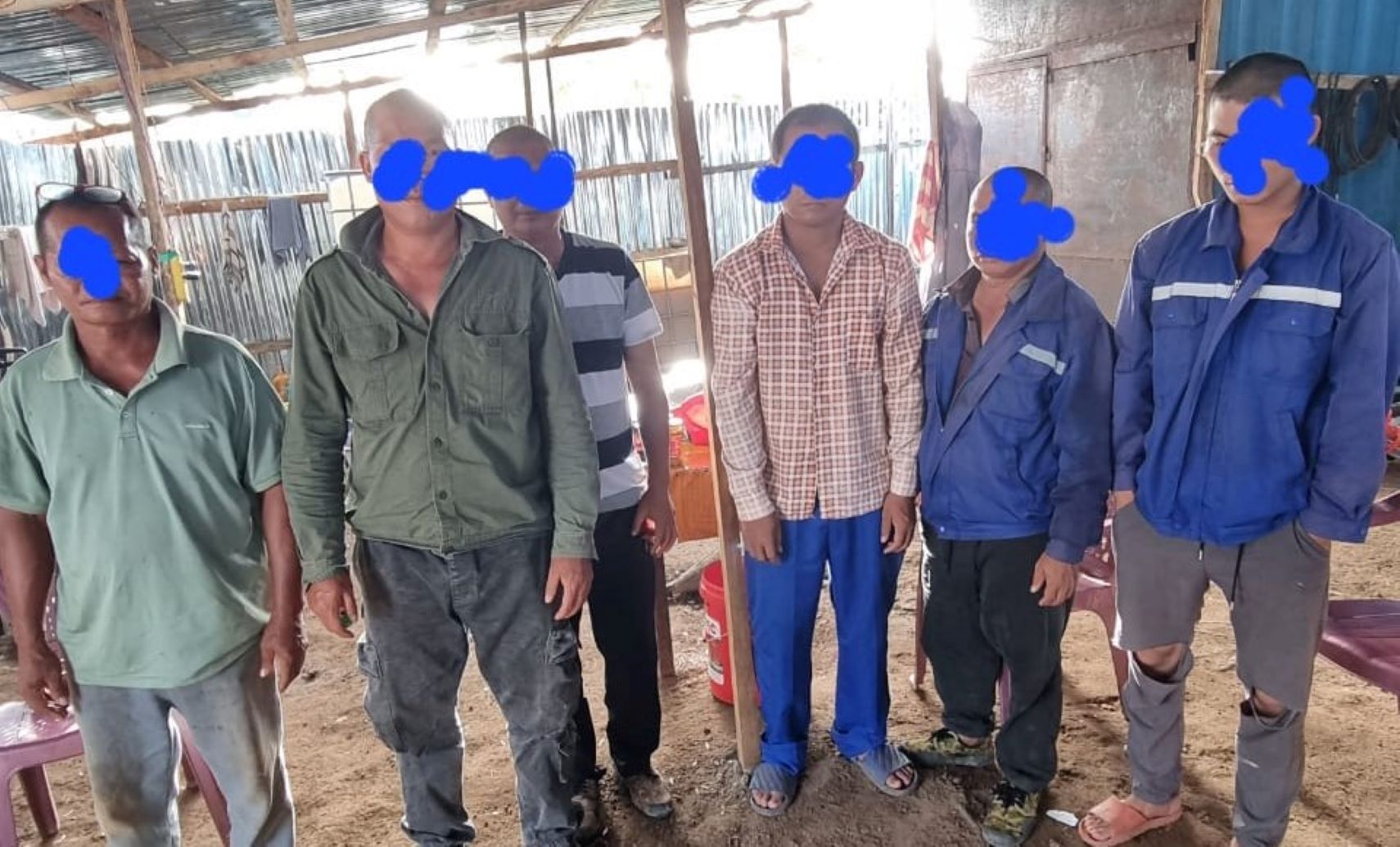 Ces opérateurs, en grand nombre dans les zones d'orpaillage, ont établi en toute illégalité de nombreux sites d'extraction minière, certains même dans les lits des cours d'eau. Les fleuves Falémé, Wassoulou Balé, Sankarani et le Baoulé sont malheureusement touchés par ces activités illégales qui enfreignent toutes les règles environnementales établies par le Code Minier