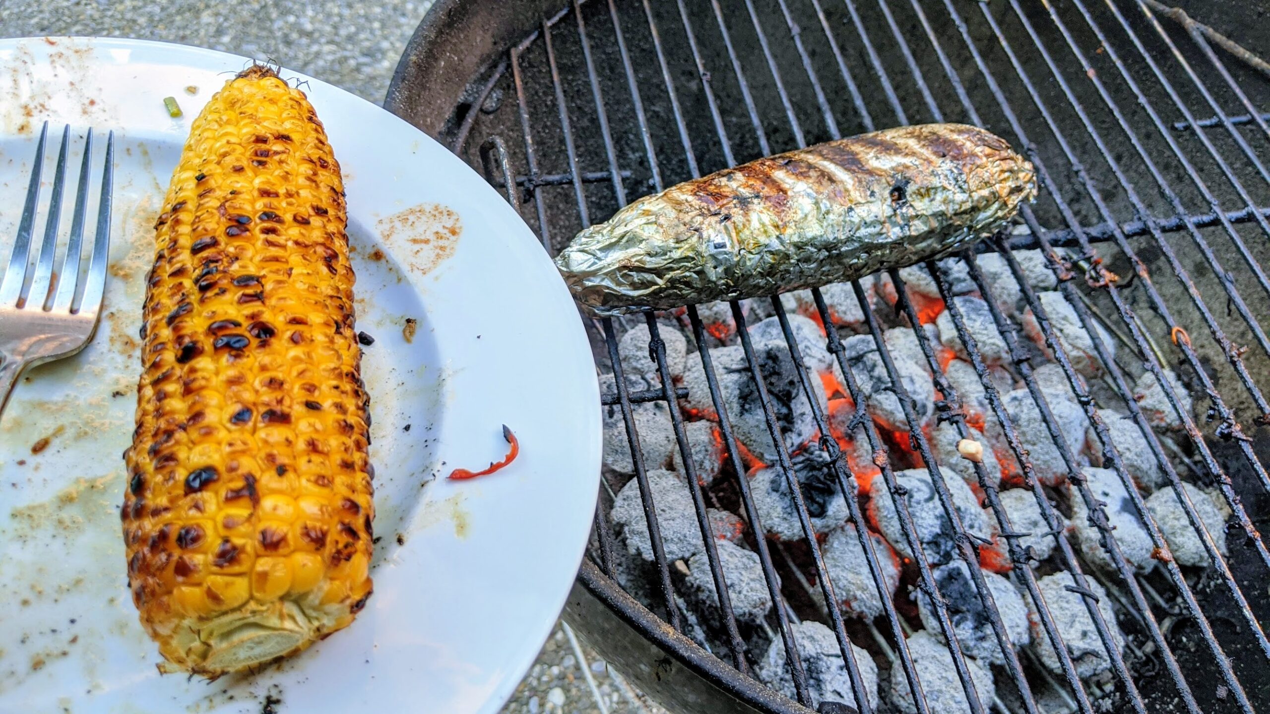 Bien que la vente de maïs grillé soit saisonnière, elle représente une source de revenus pour de nombreuses familles, permettant de subvenir à des besoins personnels ou de contribuer progressivement à des projets tels que la constitution d'une dot de mariage.