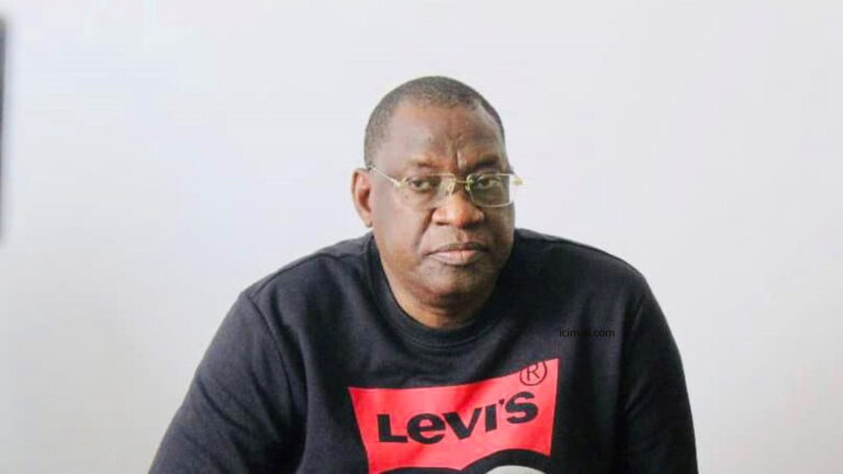 Un élément important de cette réélection est le fait que Mamoutou Touré Bavieux se trouve actuellement derrière les barreaux. Il a été placé sous mandat de dépôt en raison d'accusations d'atteinte aux biens publics pendant son mandat en tant que Directeur Administratif et Financier (DAF) à l'Assemblée Nationale. Sa situation juridique complexe soulève des questions sur la légitimité et la capacité du président réélu à assumer ses fonctions.