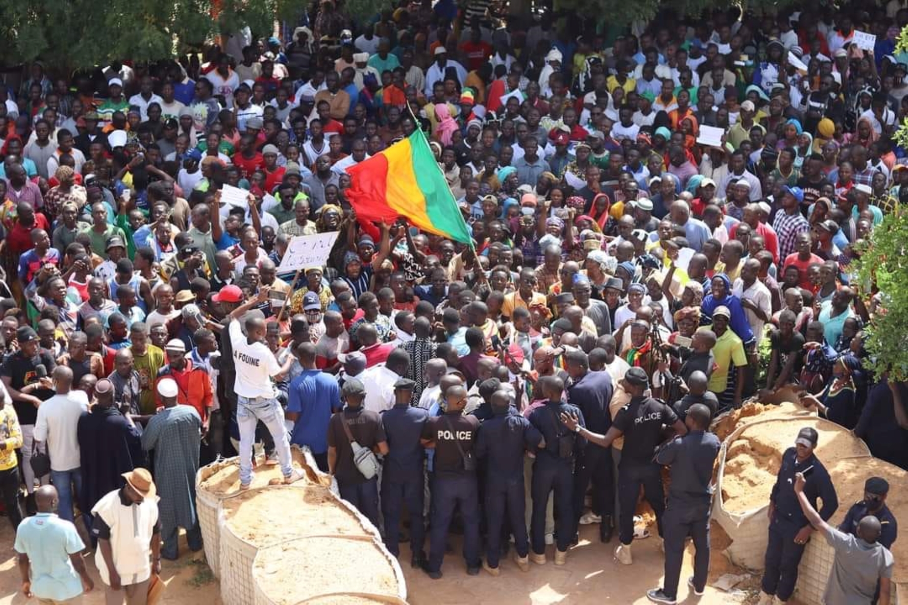 Les participants à la marche ont exprimé leur solidarité envers les victimes et leur famille, ainsi que leur refus de céder à la terreur imposée par les groupes terroristes. Le message clé de la manifestation était la demande d'une action prompte et efficace de la part des Autorités et des Forces Armées Maliennes (FAMA) pour protéger la population et rétablir la paix dans la région.