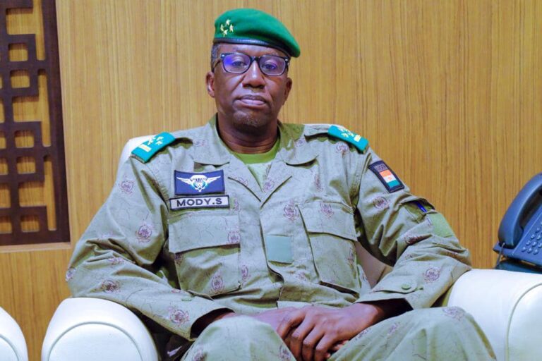 Général Mody Salifou a, par ailleurs, indiqué être aussi à Koulouba pour « parler » au Président Assimi Transition Colonel Assimi Goïta, « des intentions du président du CNSP ». « La coopération entre le Mali et le Niger se porte très bien notamment dans le domaine de la sécurité. Nous sommes venus pour réaffirmer notre attachement à la sécurisation de notre environnement mais une sécurisation par nos Forces de défense et de sécurité », insistera le Vice-président du Conseil National pour la Sauvegarde de la Patrie (CNSP).