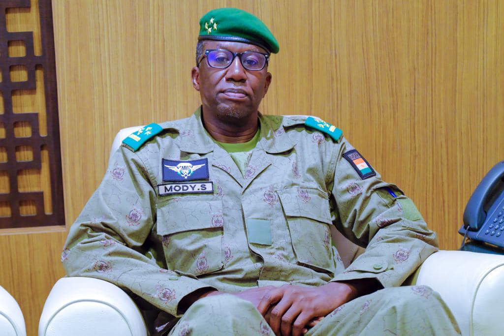 Général Mody Salifou a, par ailleurs, indiqué être aussi à Koulouba pour « parler » au Président Assimi Transition Colonel Assimi Goïta, « des intentions du président du CNSP ». « La coopération entre le Mali et le Niger se porte très bien notamment dans le domaine de la sécurité. Nous sommes venus pour réaffirmer notre attachement à la sécurisation de notre environnement mais une sécurisation par nos Forces de défense et de sécurité », insistera le Vice-président du Conseil National pour la Sauvegarde de la Patrie (CNSP).