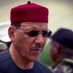 Alors que le président déchu est aux mains de ses renverseurs depuis le putsch survenu en juillet dernier, la Communauté Économique des États de l'Afrique de l'Ouest (CEDEAO), soutenue par un pays occidental, semble toujours privilégier l'option militaire plutôt que le dialogue. Deux questions se posent alors : pourquoi cette réticence envers une intervention militaire ? Est-ce que Bazoum détient des informations sensibles ?