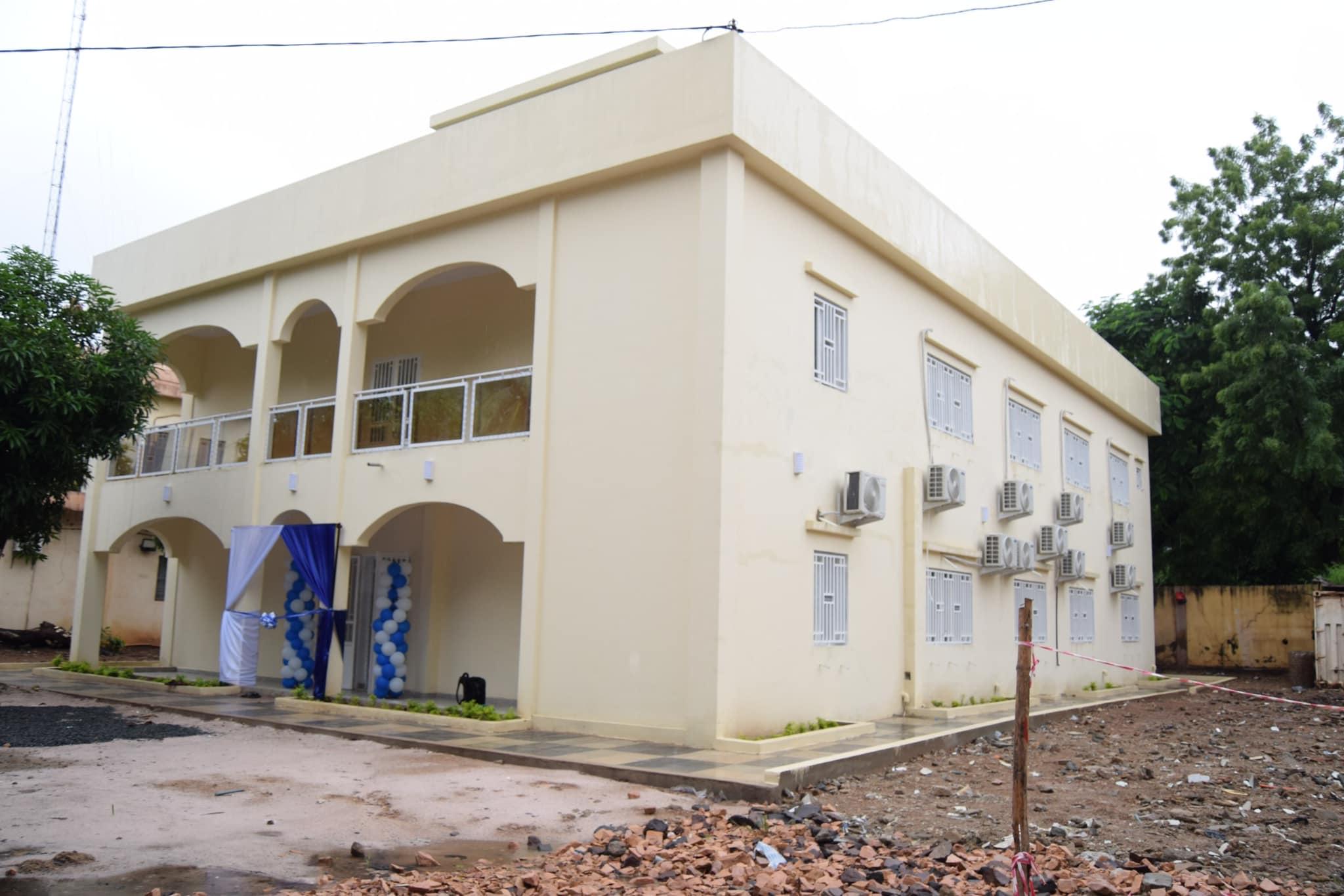 Une étape cruciale pour le projet Hydromet Mali a été franchie lors de la cérémonie d'inauguration du tout nouveau bâtiment de la Direction Nationale de l'Hydraulique (DNH) qui s'est déroulée le mardi 29 août 2023. Ce bâtiment de type R+1 abritera désormais la Division Suivi et Gestion des Ressources en Eau (DSGRE) de la DNH, marquant ainsi un jalon important dans la poursuite de la résilience climatique.