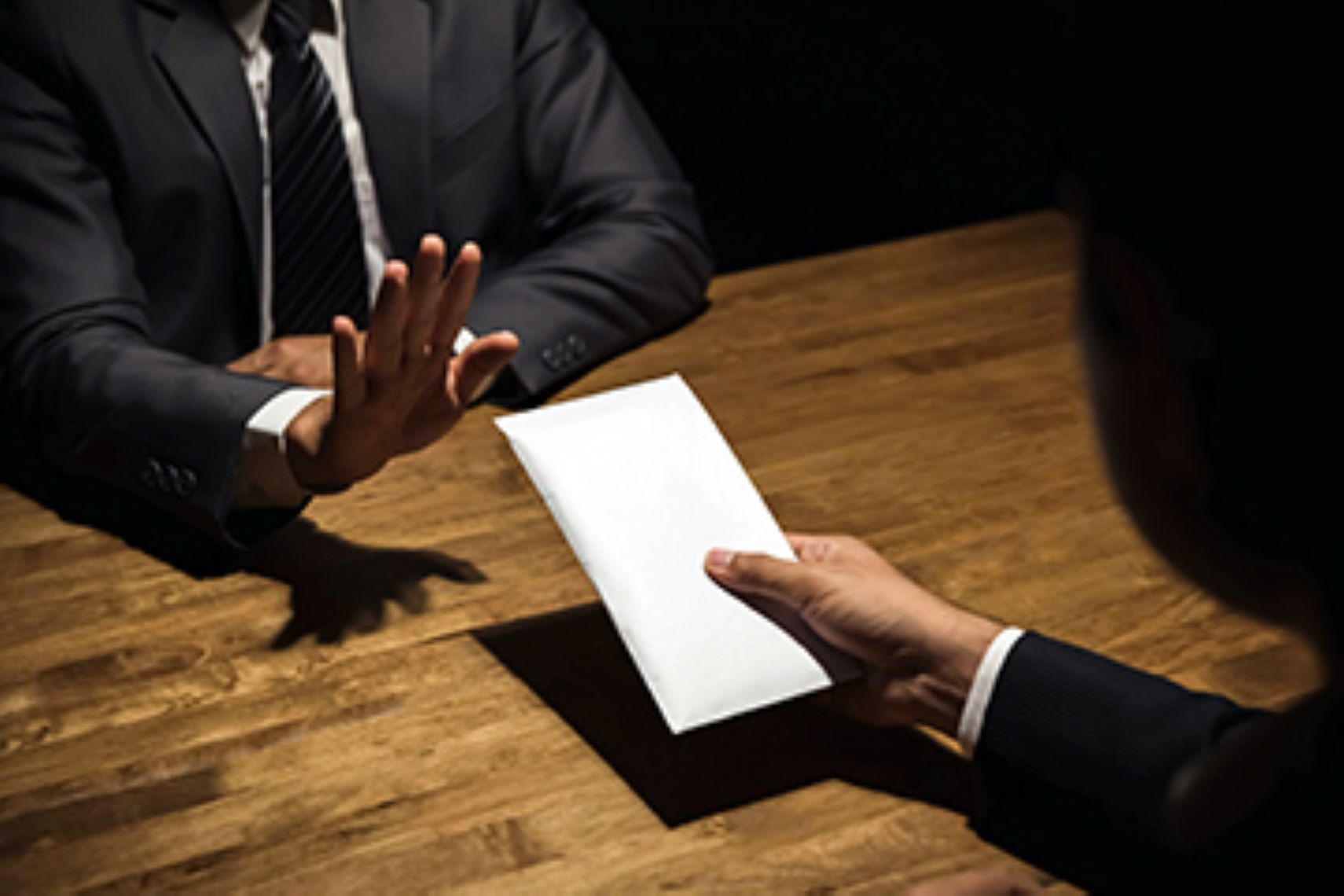 Ces mesures sont complétées par la mise en place d'un dispositif institutionnel visant à prévenir, détecter et réprimer la corruption. Ce dispositif inclut notamment le bureau du vérificateur général, la cellule nationale de traitement des informations financières, l'office central de lutte contre l'enrichissement illicite, la section des comptes de la Cour Suprême, ainsi que le pôle national économique et financier.