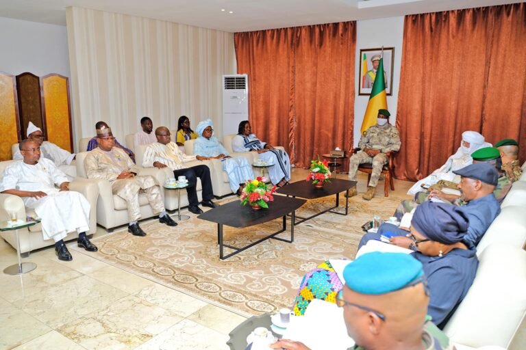 Depuis le dimanche 27 août 2023, séjourne au Mali une délégation de l’Assemblée Législative de Transition du Burkina Faso, dans le cadre d’un partage d’expériences, organisé par les deux parlements de Transition. Après leurs séances de travail avec leurs homologues maliens, les représentants de l’ALT du Burkina Faso ont souhaité rencontrer le Président de la Transition en vue de lui témoigner toute leur gratitude et surtout le remercier pour l’hospitalité qui leur a été réservée.