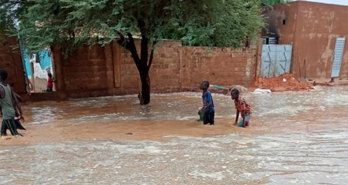 Alors que la majorité des Maliens en zone rurale sont préoccupés par les travaux champêtres pendant la saison pluvieuse, la population de Douentza passe toute la saison à construire des digues, pour empêcher que les eaux effondrent leurs maisons.