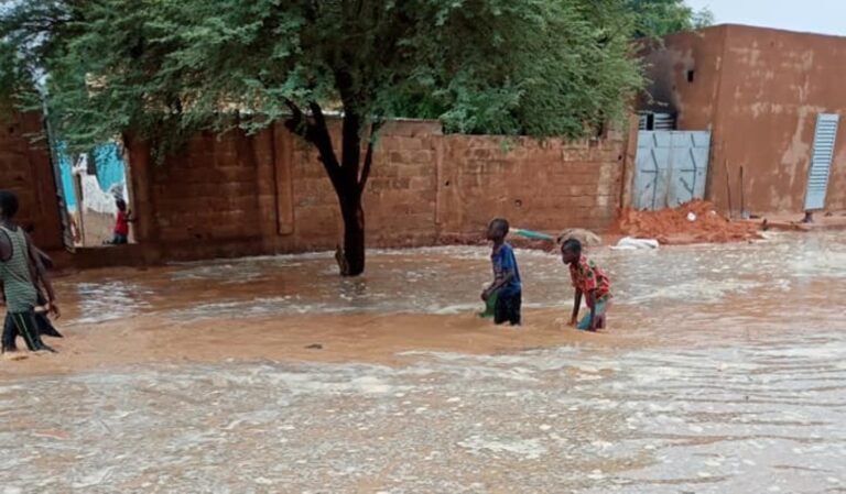Alors que la majorité des Maliens en zone rurale sont préoccupés par les travaux champêtres pendant la saison pluvieuse, la population de Douentza passe toute la saison à construire des digues, pour empêcher que les eaux effondrent leurs maisons.