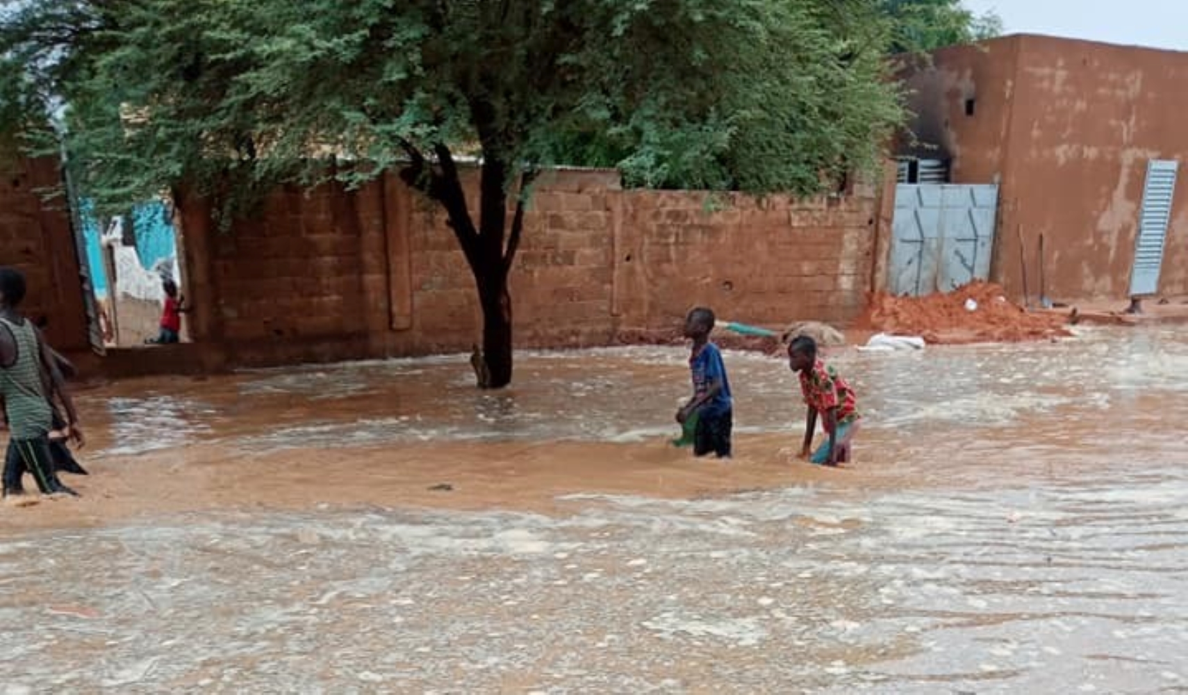 Alors que la majorité des Maliens en zone rurale sont préoccupés par les travaux champêtres pendant la saison pluvieuse, la population de Douentza passe toute la saison à construire des digues, pour empêcher que les eaux effondrent leurs maisons.