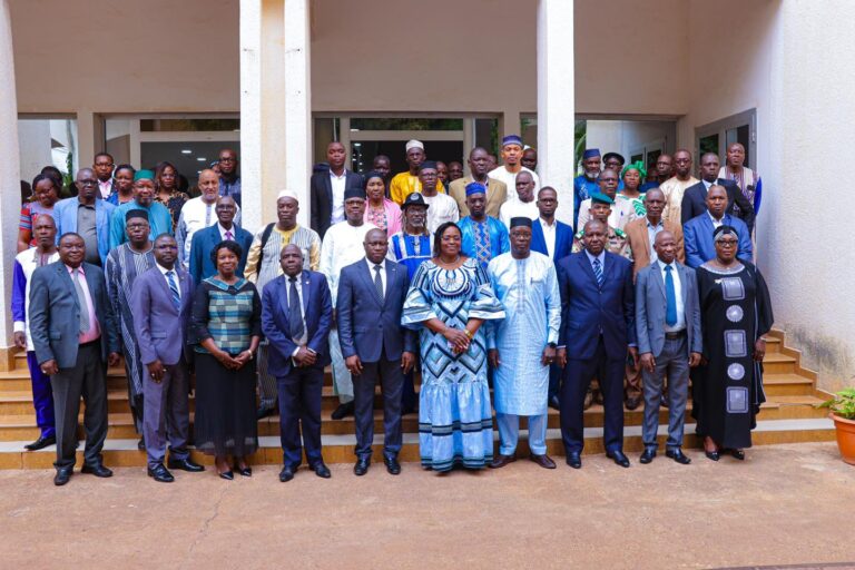 Les deux Chefs de délégations ont enfin conclu en insistant sur l’impérieuse nécessité de garder à l’esprit, lors des négociations, l’intérêt supérieur des deux peuples qui subissent au quotidien des affres des crises sécuritaires et l’engagement commun des plus hautes Autorités de leur redonner le sourire dans un élan de coopération solidaire tournée vers la consolidation de la paix et l’amorce d’un développement harmonieux durable pour les deux pays.