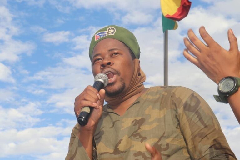 Dans la nuit du lundi à mardi où il a passé une nuit de garde à vue à la Brigade d’Investigations judiciaire (BIJ), « des négociations ont duré jusqu’à tard la nuit pour que Ben ne soit pas inquiété, mais à la dernière minute, ses soutiens au sommet l’ont abandonné », se désole un leader de yèrèwolo dans l’anonymat.