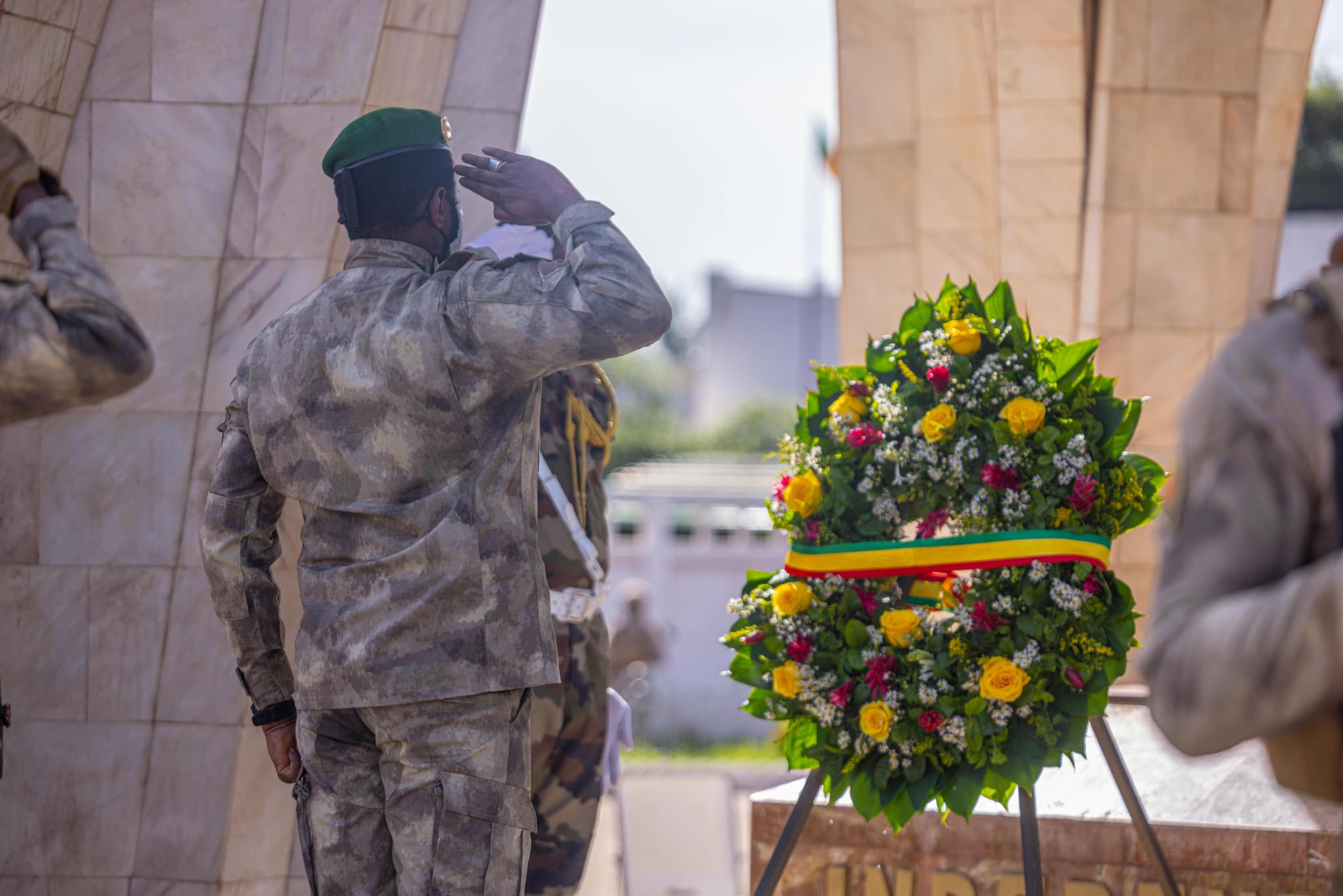 S’adressant aux hommes de médias, le Chef suprême des Armées a demandé plus de patriotisme aux journalistes. Ces professionnels de l’information doivent veiller à ne pas se prêter aux jeux des ennemis de la nation, qui mènent une véritable campagne de propagande. Le Chef de l’État exhorte donc les hommes de médias d’éviter d’inonder les réseaux sociaux de propos de nature à démoraliser les troupes engagées sur le terrain. « On est journaliste parce qu’on est en vie. À l’instant où on n’est plus en vie, on ne sera plus en mesure d’informer ou de communiquer », a-t-il expliqué.