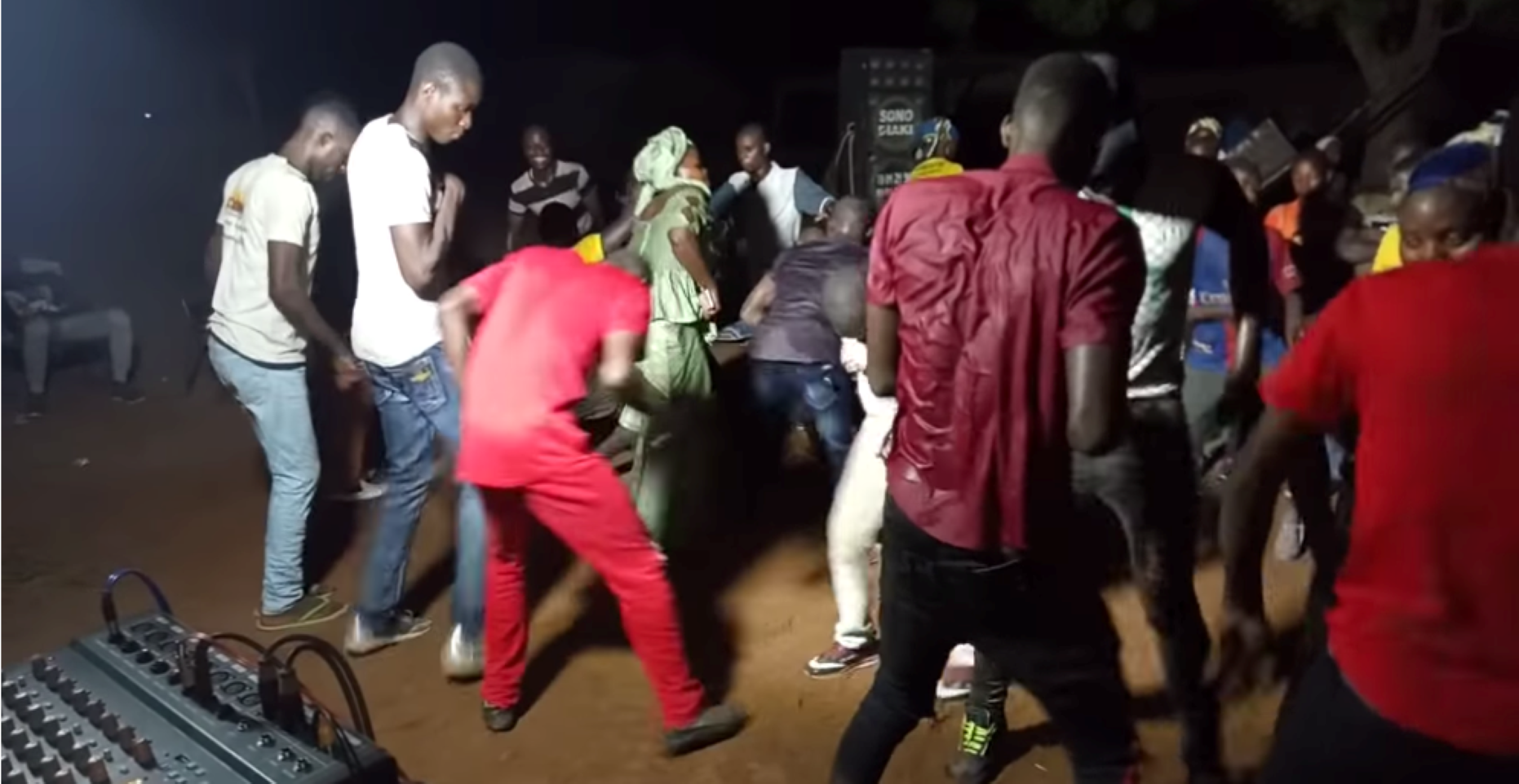 En effet, l'arrêté n°0246/MCIVDB-SG daté du 14 août 2023, émanant de la Commission des Infractions et des Crimes dirigée par le Maire Alhadj Adama Berthe, annonce l'interdiction de toutes les manifestations culturelles et artistiques appelées ''Balani Show''. Selon cette commission, elles sont assimilables à des établissements de nuit, des dancing clubs ou des discothèques, et sont dorénavant interdites dans l'ensemble de la commune. Les contrevenants à cet arrêté municipal risquent une amende allant de 100 000 à 500 000 francs CFA.