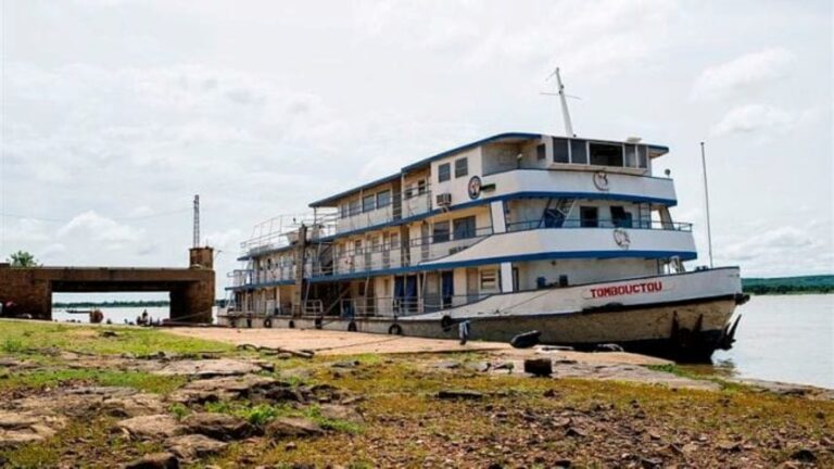 Une attaque terroriste brutale a secoué la région de Gao, au Mali, ce jeudi 7 septembre 2023, faisant un lourd tribut de 49 civils et 15 militaires tués. L'attaque a visé le Bateau "Tombouctou" ainsi que la position des Forces Armées Maliennes (FAMas) à Bamba. Les assaillants ont été identifiés comme appartenant au "Groupe de Soutien à l'islam et aux Musulmans."