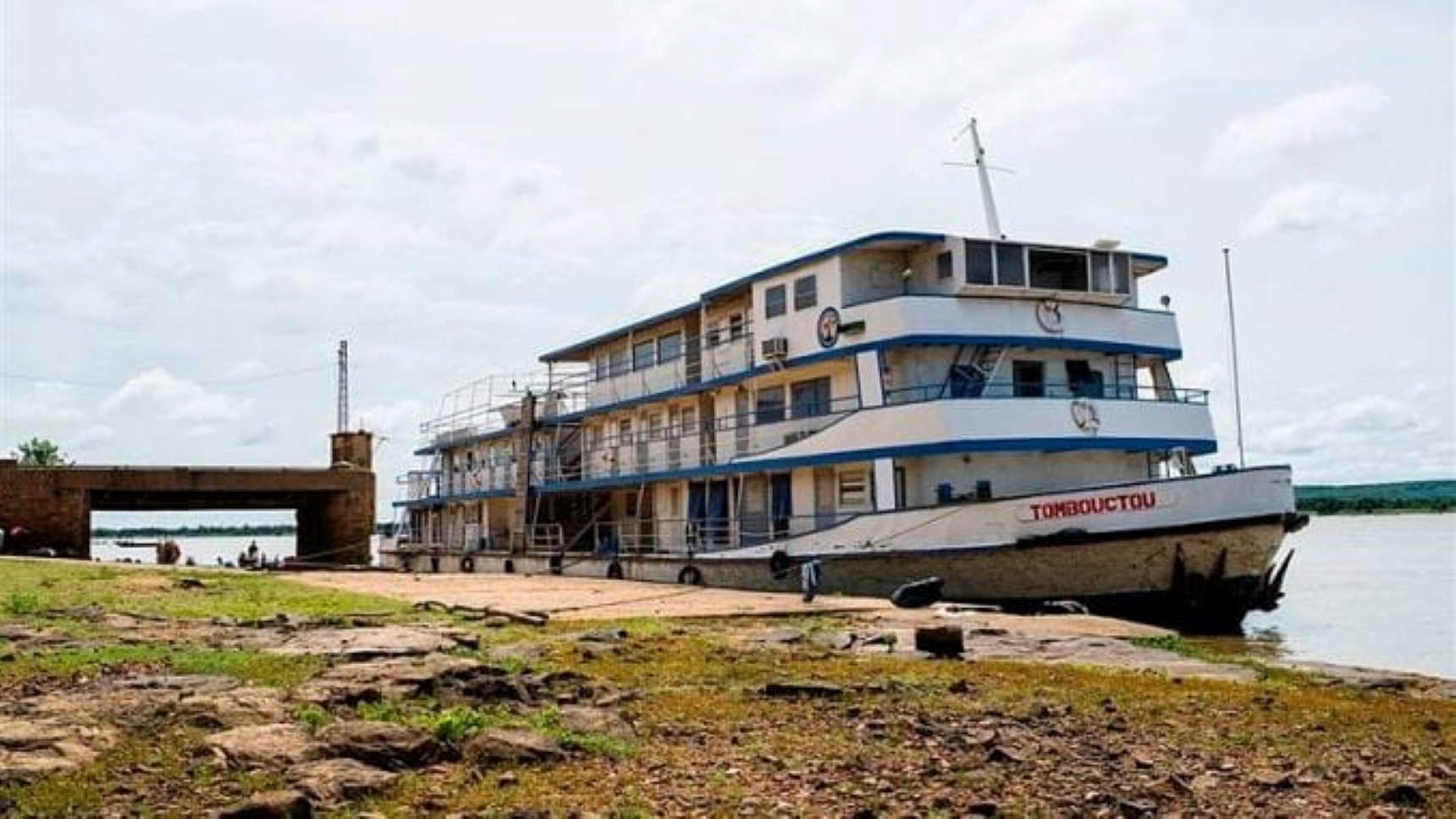 Une attaque terroriste brutale a secoué la région de Gao, au Mali, ce jeudi 7 septembre 2023, faisant un lourd tribut de 49 civils et 15 militaires tués. L'attaque a visé le Bateau "Tombouctou" ainsi que la position des Forces Armées Maliennes (FAMas) à Bamba. Les assaillants ont été identifiés comme appartenant au "Groupe de Soutien à l'islam et aux Musulmans."