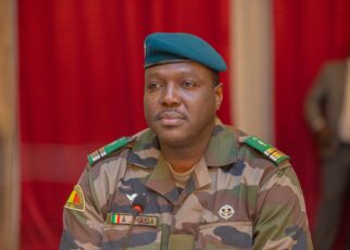 Le colonel Maiga a tout d'abord exprimé la gratitude de Son Excellence le Colonel Assimi GOÏTA, Président de la Transition et Chef de l'État du Mali, pour l'invitation à participer à cet important sommet. Il a également salué chaleureusement le président en exercice du G77+Chine, Monsieur Miguel Diaz-Canel, pour son leadership remarquable dans la présidence du groupe