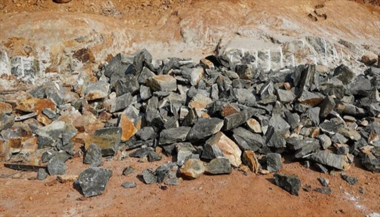 Pour augmenter les revenus de sa mine, le Mali a décidé de suspendre les exportations de lithium jusqu'à nouvel ordre afin de commencer à ravitailler les autres pays en minerai sous forme concentrée dès 2024, ce qui serait beaucoup plus rentable.