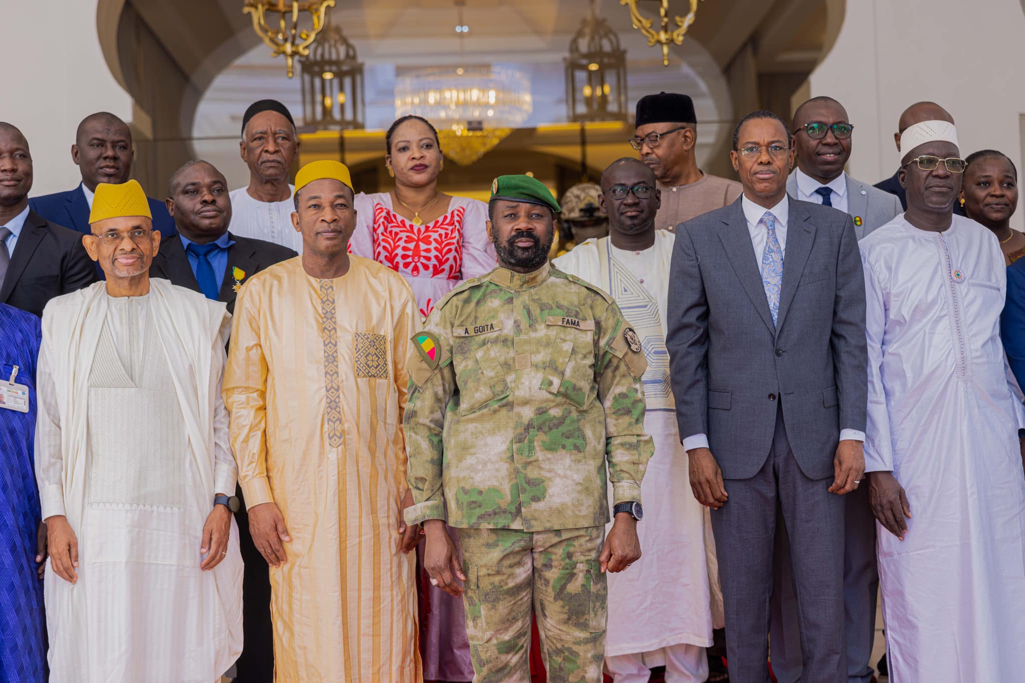 Le pacte lui-même vise à calmer le climat social pendant cinq ans et à concrétiser des promesses mutuelles entre le gouvernement et les partenaires sociaux. Bien que cela puisse sembler un pas en avant, il est essentiel de se demander si cette signature marque véritablement une transformation significative ou si elle n'est que le début d'un long chemin.