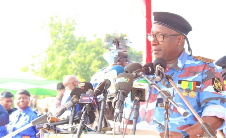 Le Commissaire Général de Brigade Soulaïmane Traoré a souligné l'importance de l'information pour une police efficace : "Sans renseignement, le policier est un homme sourd, muet et aveugle." Il a encouragé les nouveaux sergents de police à exercer leur autorité avec discernement, respect et impartialité, tout en rappelant la grande responsabilité qui leur incombe de protéger et de servir la population.