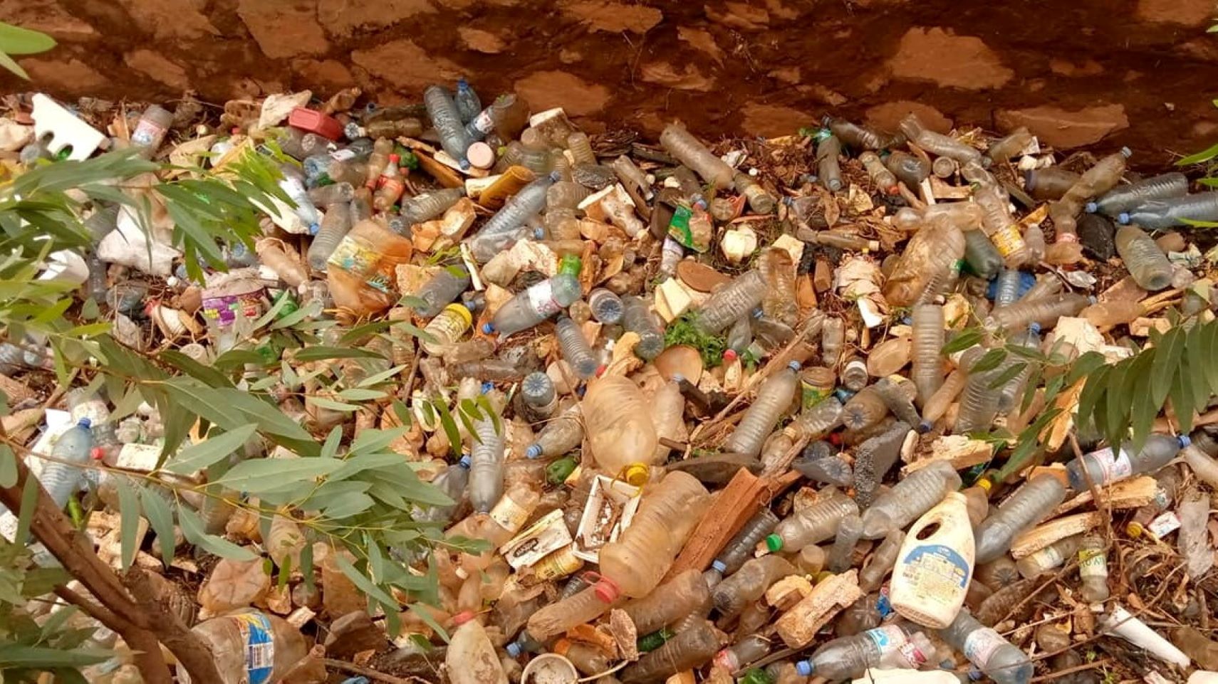 Préoccupé par les répercussions environnementales causées par la présence de la MINUSMA, Issa Konfourou, Ambassadeur Représentant permanent de la République du Mali auprès des Nations Unies à New York, n'a pas mâché ses mots. Il a encouragé la Mission à continuer voire à intensifier ses efforts pour réduire son impact environnemental, en particulier à travers des inspections environnementales conjointes liées à la dépollution.