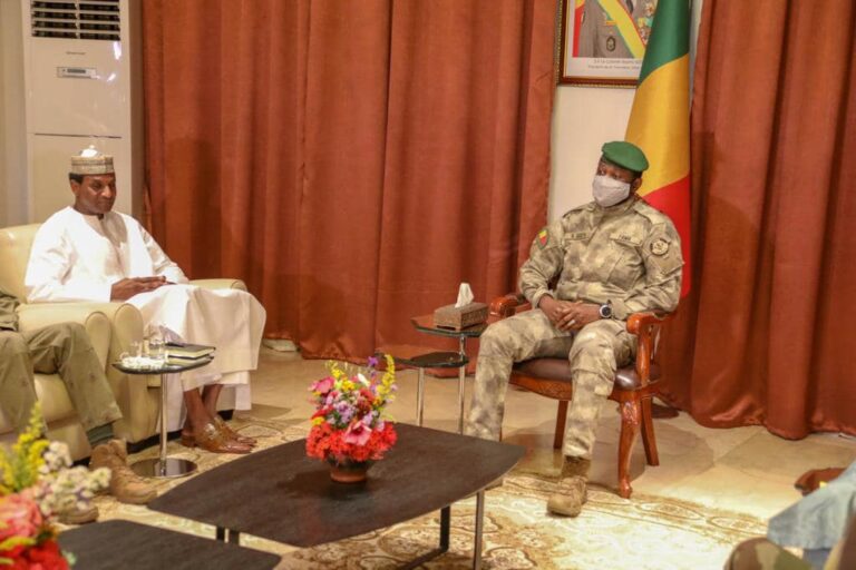 Lors de cette rencontre avec le Président de la Transition, les échanges ont également porté sur les questions d’ordre économique, notamment dans le cadre de l’Alliance des États du Sahel (AES), constituée du Mali, du Niger et du Burkina. Un cadre de coopération pour la sécurité collective qui a vu le jour, le 16 septembre dernier, à Bamako, à travers la signature de la Charte du Liptako-Gourma.