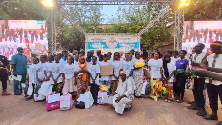 "La gestion de l'école et la continuité éducative demeurent l'affaire de tous, c'est ce qui est confirmé, à travers ces témoignages et toutes ces bonnes actions que nous venons de voir, c’est pourquoi aussi, je suis très ému ce soir"