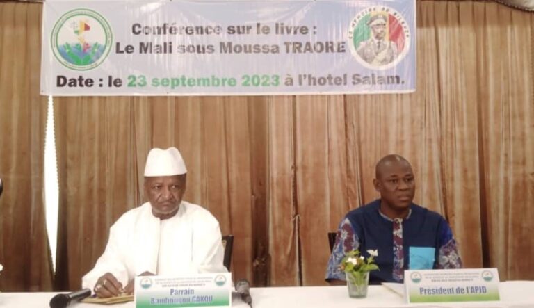 Il a également souligné que Moussa Traoré était un patriote exemplaire, un artisan de la paix, un bâtisseur, et surtout un libérateur. Il a évoqué ses réalisations, notamment la construction de la grande mosquée et de salles de conférence en tant que lieux de construction de la paix. Il a rappelé l'importance accordée à la production d'énergie à grande échelle, symbolisée par les barrages de Selingué et de Manantali.