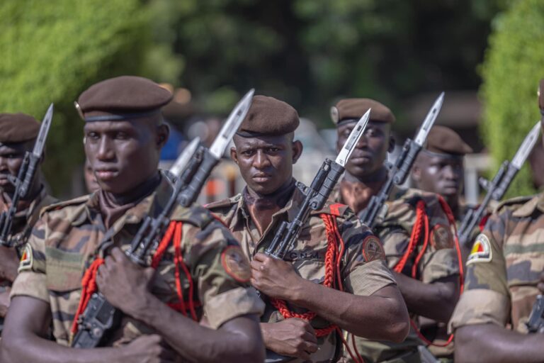 Les travaux de cette session se feront en deux phases dont la relecture des textes de la Fonction militaire qui consacre le Décret n° 2029-0349/P-RM du 29 mai fixant l’organisation du Conseil supérieur de la Fonction Militaire et la Décision n° 2019-670/MDAC-SG du 17 septembre 2019 portant répartition des quotas du Conseil supérieur de la Fonction militaire par Armées, Direction et Services formant le corps.