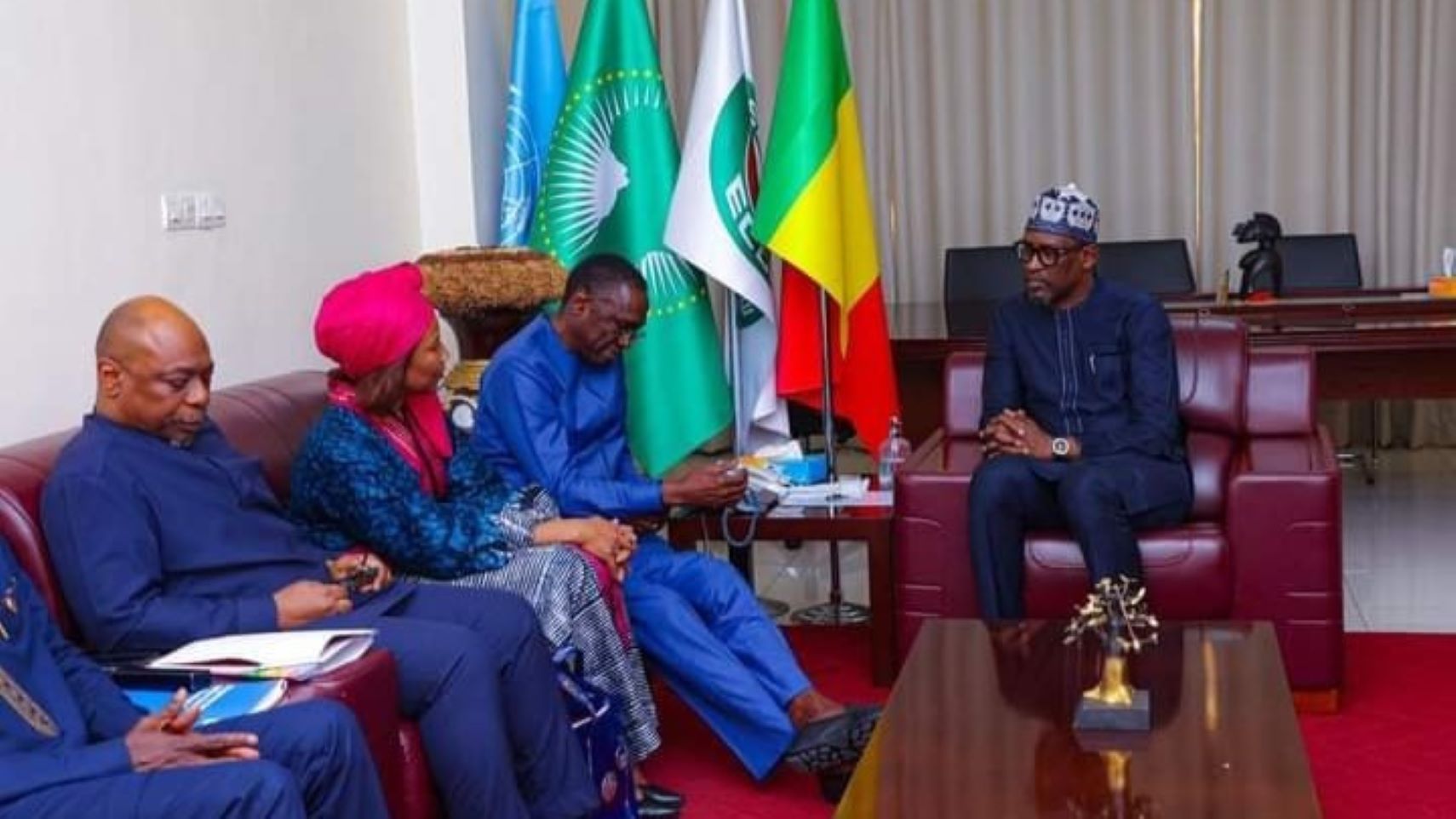 L'objectif de cette rencontre était de renforcer le dialogue politique de haut niveau entre les autorités maliennes et le PNUD, en abordant diverses questions d'intérêt mutuel. Parmi les sujets discutés figuraient les défis liés à la sécurité et au développement, la vision stratégique de gouvernance économique et politique du Mali, ainsi que la coopération régionale pour mieux orienter le soutien du PNUD vers les priorités nationales du pays.