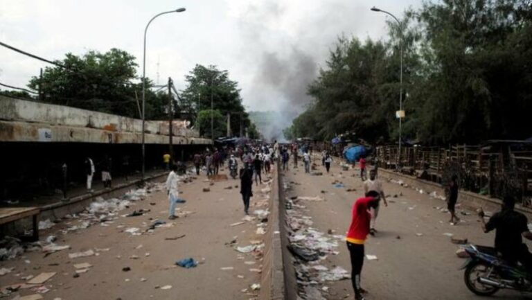 Ces deux manifestations programmées le même jour sur le Boulevard de l'indépendance soulignent les tensions et les clivages au sein de la société malienne, laissant présager un 13 octobre de tous les dangers à Bamako. La coexistence pacifique de ces deux événements reste à déterminer, et l'issue pourrait avoir des conséquences significatives sur le futur politique du pays.