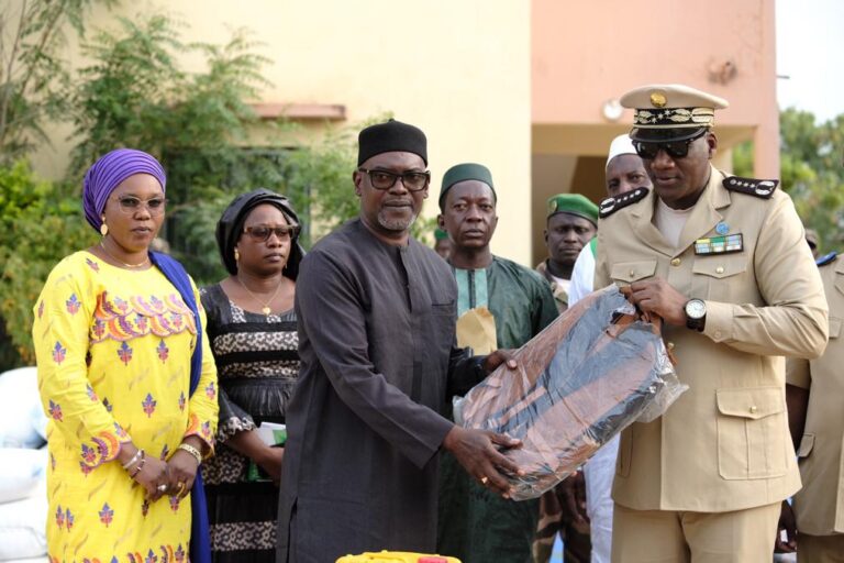 Dans le cadre du mois d’octobre, dédié à la solidarité et à la lutte contre l’exclusion, le Président de la Transition, Son Excellence le Colonel Assimi GOITA, a, une fois de plus, fait preuve de générosité. En reconnaissance du sacrifice ultime consenti par nos braves soldats tombés, le Chef de l’État a fourni un important lot de vivres et de fournitures scolaires aux veuves et enfants de militaires morts sur le champ de l’honneur.