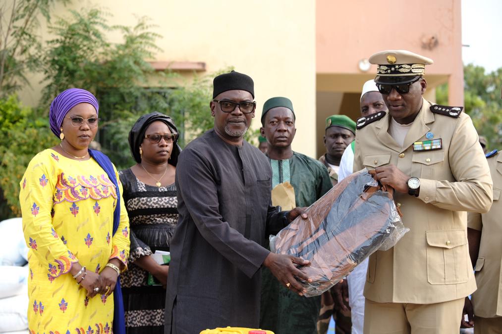 Dans le cadre du mois d’octobre, dédié à la solidarité et à la lutte contre l’exclusion, le Président de la Transition, Son Excellence le Colonel Assimi GOITA, a, une fois de plus, fait preuve de générosité. En reconnaissance du sacrifice ultime consenti par nos braves soldats tombés, le Chef de l’État a fourni un important lot de vivres et de fournitures scolaires aux veuves et enfants de militaires morts sur le champ de l’honneur.