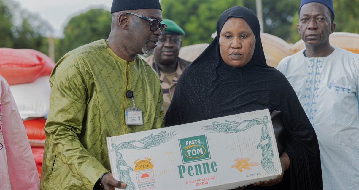 La délégation conduite par M. Aguibou DEMBELE, Conseiller spécial du Président de la Transition, a remis 200 sacs de riz, 200 sacs de mil, 200 cartons de pâtes alimentaires et 200 kits scolaires aux femmes et enfants des militaires et paramilitaires décédés