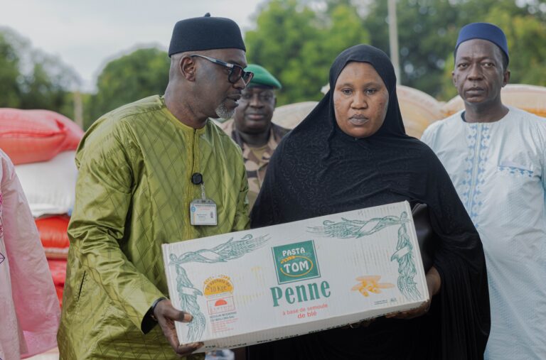 La délégation conduite par M. Aguibou DEMBELE, Conseiller spécial du Président de la Transition, a remis 200 sacs de riz, 200 sacs de mil, 200 cartons de pâtes alimentaires et 200 kits scolaires aux femmes et enfants des militaires et paramilitaires décédés
