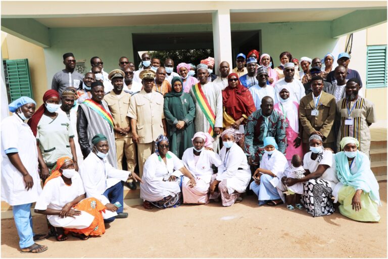 La Place de l'Indépendance a servi de cadre à la cérémonie de distribution desdits vivres à la cible indiquée. Le don était composé de 500 sacs (de 50 kgs de mil), 500 bidons d’huile (de 5 Litres) et 500 sachets de pâtes alimentaires.