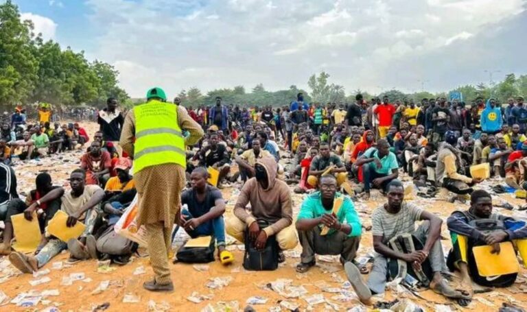 Le dépôt des dossiers de candidature pour le recrutement 2023 des Forces Armées Maliennes (FAMa) a débuté le 23 octobre 2023 dans le district de Bamako et les régions avoisinantes. Des milliers de jeunes hommes et femmes se sont portés volontaires pour servir leur patrie, conscients et prêts à tout pour la défendre.