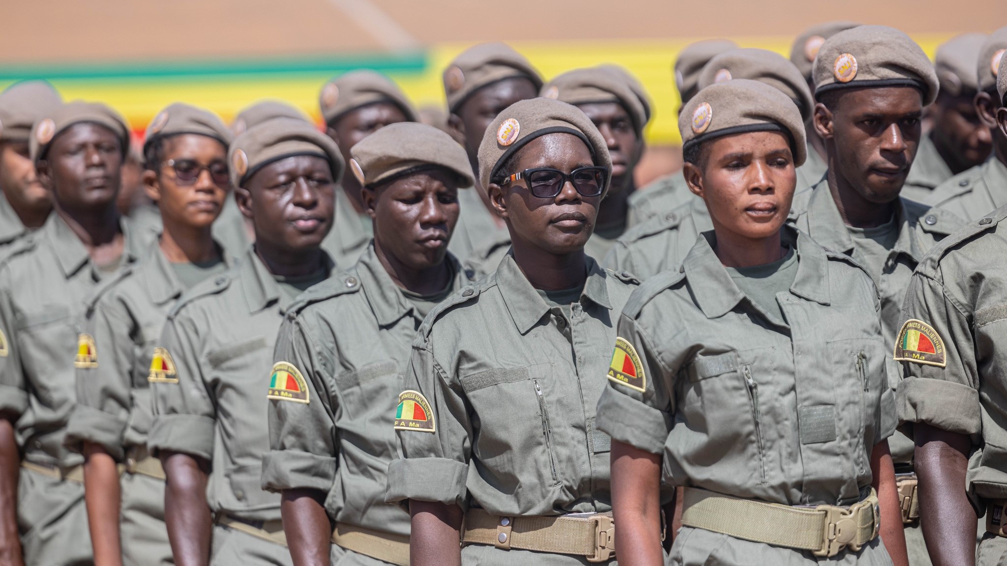 En suivant une formation militaire rigoureuse de six mois, les admis de la fonction publique contribueront ainsi à « renforcer la réserve citoyenne stratégique et mobilisable pour la défense de la patrie », a-t-il développé, soulignant que cette sortie intervenait à un moment où les Forces Armées Maliennes (FAMA) remportent des victoires éclatantes sur les théâtres des opérations.