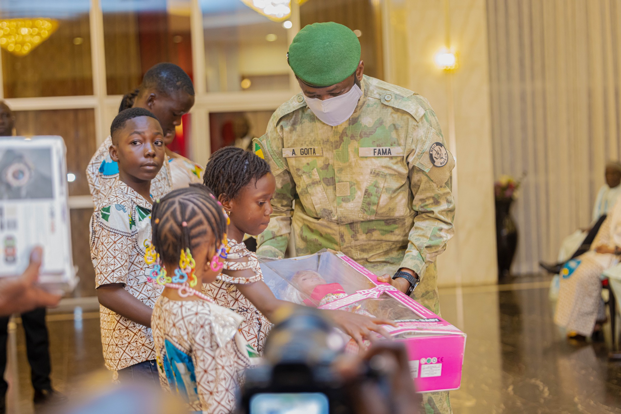 Au cours de cette cérémonie hautement humanitaire, le Chef de l'État a remis aux nouveaux pupilles des cartes d'identification, des cartes bancaires, des kits scolaires et d'autres cadeaux pour les encourager à poursuivre leurs études avec détermination.