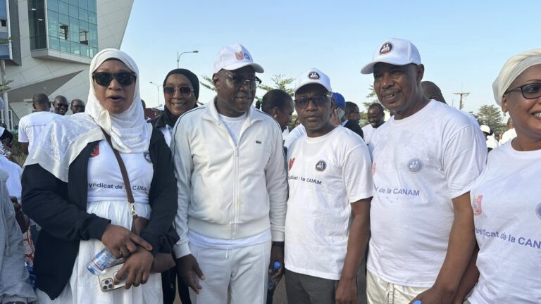 La raison ? Amener tout ce beau monde, avec en tête le Directeur Général, à faire du sport, une activité qui entre dans le cadre de la journée CANAM, organisée, ce jeudi 02 novembre 2023, par le comité syndical avec pour thème « l’unité d’action syndicale pour une prescription rationnelle et une bonne gestion des feuilles de soins ».