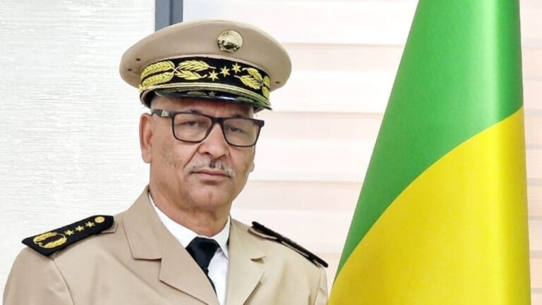 Général El Hadj Ag GAMOU a assuré que, dès sa prise de fonction dans les jours à venir, il travaillera ardemment dans le sens de l'intérêt général de la population de Kidal. Il s'est engagé à réhabiliter tous les services sociaux de base dans cette région qui a été durement touchée par l'insécurité au cours de la dernière décennie. Le nouveau Gouverneur a appelé les populations de Kidal à revenir dans leur région pour contribuer à son développement.