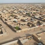 La ville de Kidal au Mali est secouée par l'horreur après la macabre découverte d'un charnier. Le Procureur de la République du Pôle Judiciaire Spécialisé en matière de Lutte contre le Terrorisme et la Criminalité Transnationale Organisée, Amadou Bocar Touré, a annoncé l'ouverture immédiate d'une enquête pour faire la lumière sur ces actes abominables.