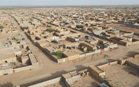 La ville de Kidal au Mali est secouée par l'horreur après la macabre découverte d'un charnier. Le Procureur de la République du Pôle Judiciaire Spécialisé en matière de Lutte contre le Terrorisme et la Criminalité Transnationale Organisée, Amadou Bocar Touré, a annoncé l'ouverture immédiate d'une enquête pour faire la lumière sur ces actes abominables.