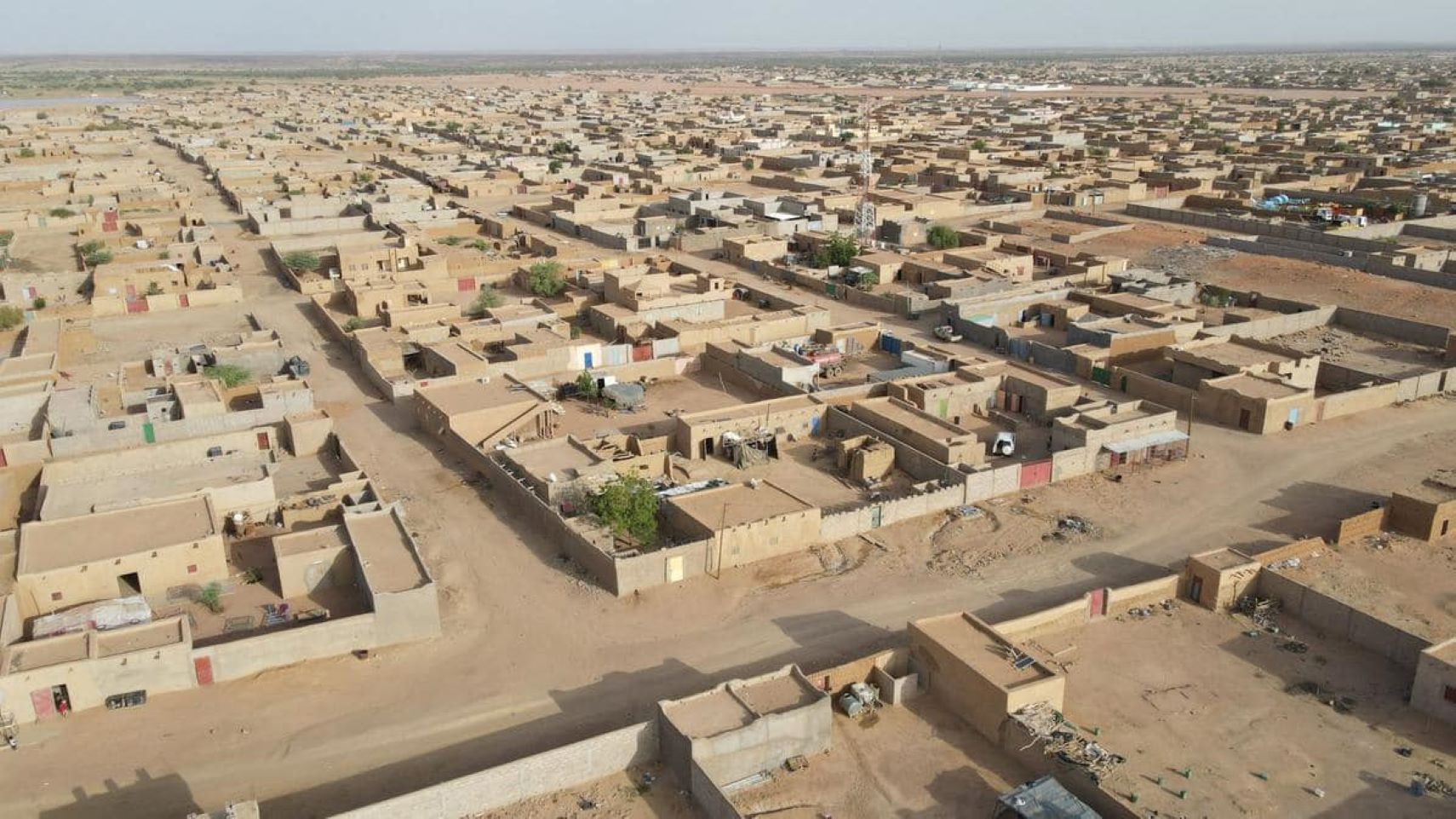 La ville de Kidal au Mali est secouée par l'horreur après la macabre découverte d'un charnier. Le Procureur de la République du Pôle Judiciaire Spécialisé en matière de Lutte contre le Terrorisme et la Criminalité Transnationale Organisée, Amadou Bocar Touré, a annoncé l'ouverture immédiate d'une enquête pour faire la lumière sur ces actes abominables.