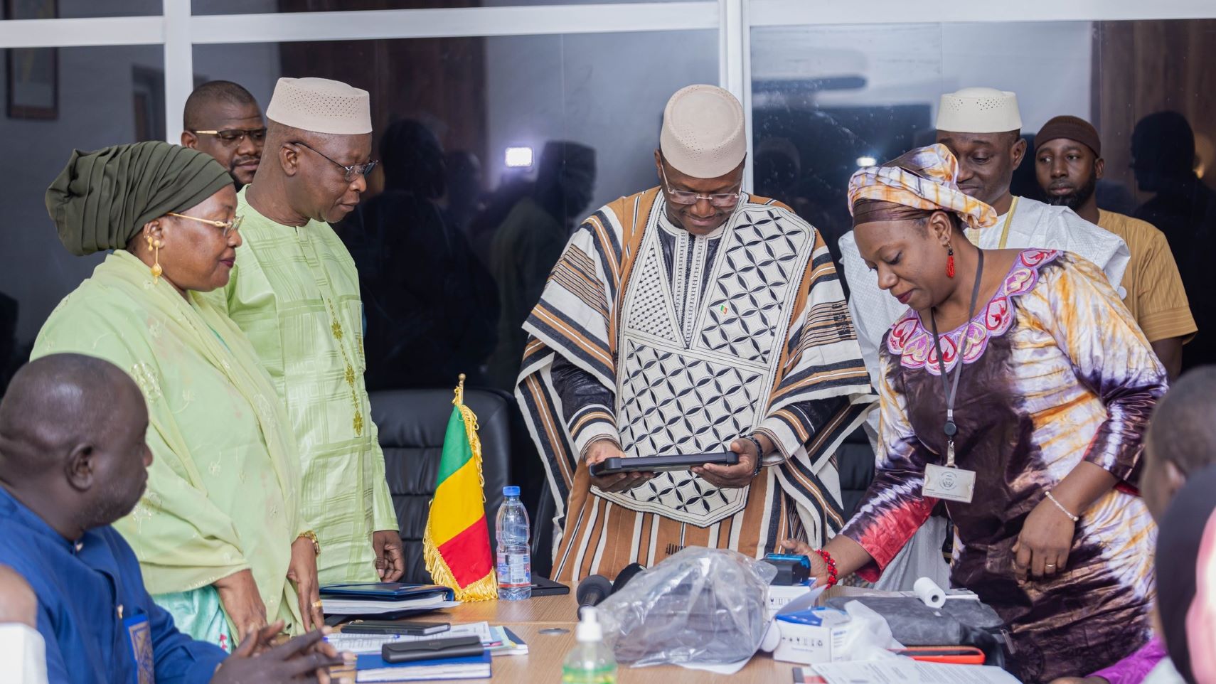 Le Colonel TOUNKARA a souligné l'importance cruciale de ces outils, expliquant qu'ils étaient essentiels pour l'enrôlement du personnel de la Présidence de la République et d'autres institutions, ainsi que des autorités indépendantes.