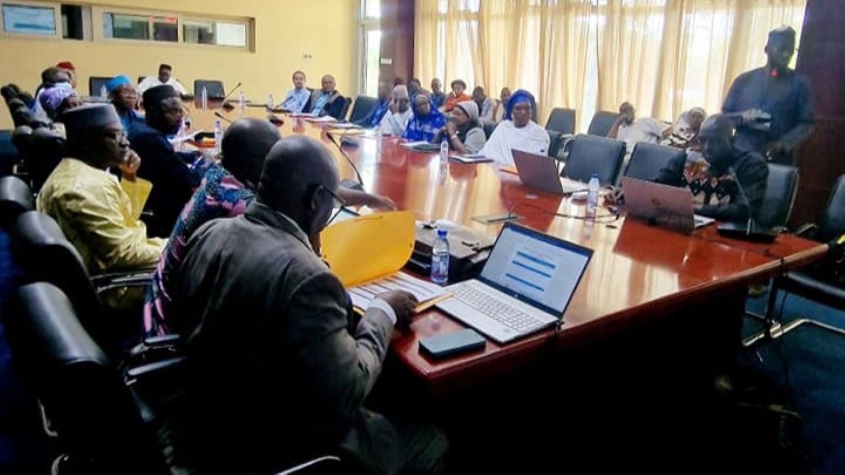 Le RAP 2022 du PRODEC 2 offre une analyse détaillée des programmes déclinés en sous-programmes, objectifs spécifiques, options et stratégies. Ces stratégies se transposent ensuite en activités pertinentes dans le Plan d'Actions Pluriannuel Budgétisé (PAPB) 2019-2022, première phase de mise en œuvre du programme. L'approche transversale des programmes du PRODEC 2, gérée par les responsables des programmes, illustre la modernité des procédures budgétaires et d'exécution en vigueur.