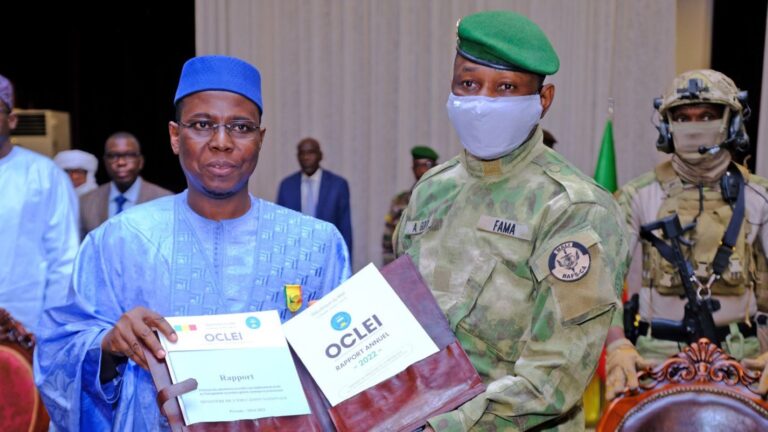 Le Président de l’OCLEI a profité de l'occasion pour rappeler les réalisations majeures de l’Office dans la lutte contre l’enrichissement illicite au Mali, mettant en lumière trois résultats significatifs : l'inscription de cette lutte dans la Constitution de juillet 2023, l'élaboration de la Stratégie nationale de lutte contre la corruption, et la création de l’Agence de Recouvrement et de Gestion des Avoirs saisis ou confisqués (ARGASC).