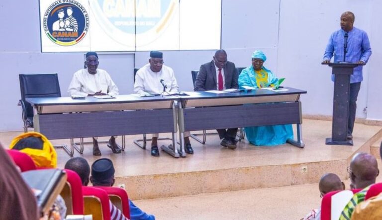 Dans le cadre de la mise en œuvre de la convention sectorielle entre la CANAM et les Hôpitaux, Centres de Santé de Référence et Centres de Santé Communautaire, il est prévue la révision des listes de médicaments et de consommables médicaux pris en charge par le Régime d'Assurance Maladie Obligatoire (AMO),